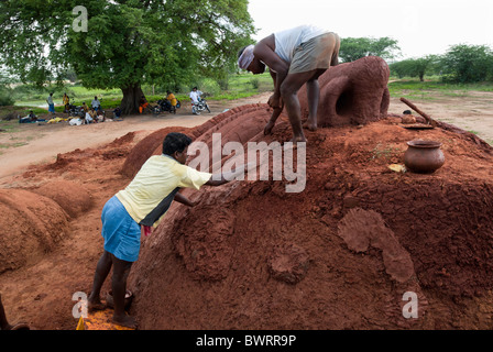 Duryodhana fatta con fango, termeric kumkum e polvere per Mahabharatha kuthu; Patukalam festival presso Sevelimedu in Kanchipuram. Foto Stock