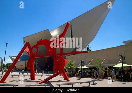 Lao Tzu arte pubblica la scultura di Mark di Suvero davanti il Denver Art Museum di Denver, Colorado, Stati Uniti d'America. Foto Stock