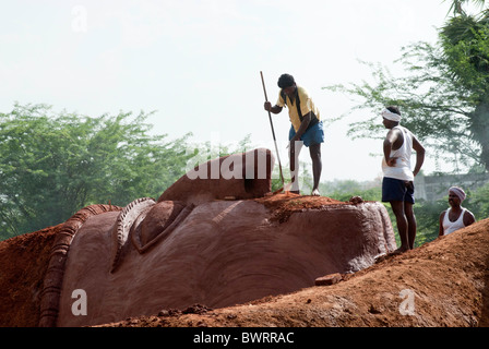 Duryodhana fatta con fango, termeric kumkum e polvere per Mahabharatha kuthu; Patukalam festival presso Sevelimedu in Kanchipuram. Foto Stock