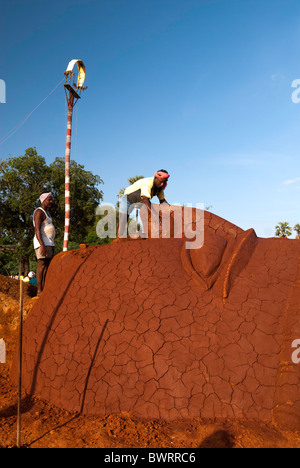 Duryodhana fatta con fango, termeric kumkum e polvere per Mahabharatha kuthu; Patukalam festival presso Sevelimedu in Kanchipuram. Foto Stock