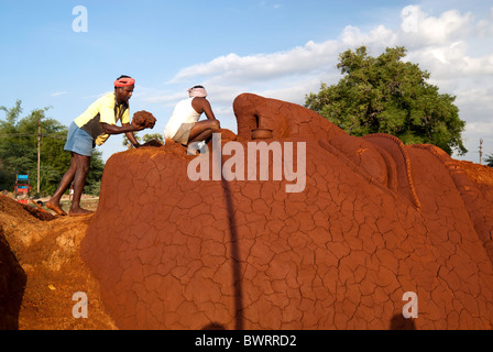 Duryodhana fatta con fango, termeric kumkum e polvere per Mahabharatha kuthu; Patukalam festival presso Sevelimedu in Kanchipuram. Foto Stock