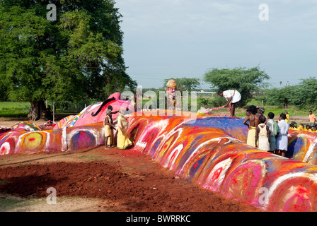 Duryodhana fatta con fango, termeric kumkum e polvere per Mahabharatha kuthu; Patukalam festival presso Sevelimedu in Kanchipuram. Foto Stock