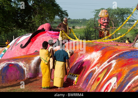 Duryodhana fatta con fango, termeric kumkum e polvere per Mahabharatha kuthu; Patukalam festival presso Sevelimedu in Kanchipuram. Foto Stock