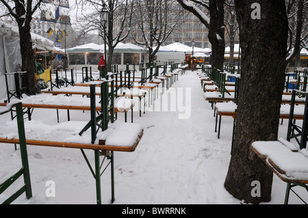 Coperte di neve giardino della birra Foto Stock