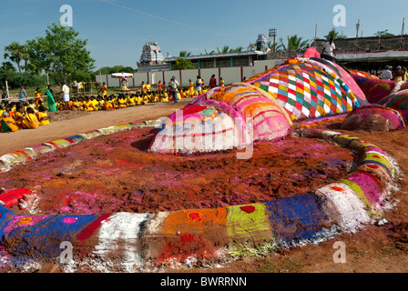 Duryodhana fatta con fango, termeric kumkum e polvere per Mahabharatha kuthu; Patukalam festival presso Sevelimedu in Kanchipuram. Foto Stock