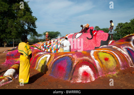 Duryodhana fatta con fango, termeric kumkum e polvere per Mahabharatha kuthu; Patukalam festival presso Sevelimedu in Kanchipuram. Foto Stock