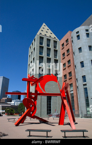 Lao Tzu arte pubblica la scultura di Mark di Suvero davanti al Denver Public Library a Denver, Colorado, Stati Uniti d'America. Foto Stock