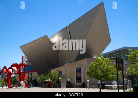 Lao Tzu arte pubblica la scultura di Mark di Suvero davanti il Denver Art Museum di Denver, Colorado, Stati Uniti d'America. Foto Stock