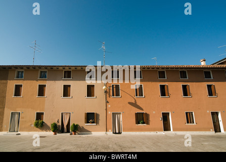 Facciata colorata di casa a piazza principale di Concordia Sagittaria, Veneto, Italia Foto Stock