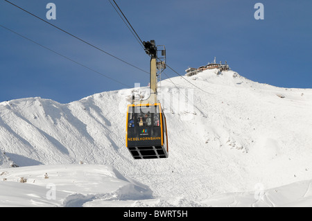 Cabina del Nebelhorn Funivia, 828m - 2224m, la vetta del Monte Nebelhorn nel retro, 2224m, Oberstdorf, Allgaeu, Bavaria Foto Stock