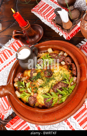 Di carne con le patate in una pentola Foto Stock