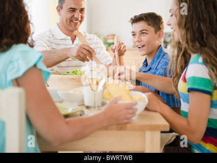 La famiglia felice di mangiare la cena insieme Foto Stock