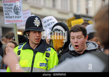 Un pesantemente presidiate protesta studentesca marzo a Brighton Regno Unito dimostrando contro i tagli proposti in materia di istruzione Foto Stock