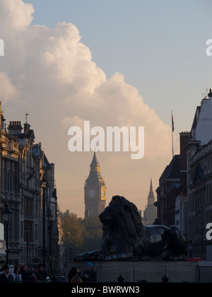 Una vista del big ben guardare oltre uno dei Lions in Trafalgar Square, Londra Foto Stock