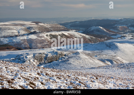 Moel Famua nella gamma Clwydian di colline, il Galles, in inverno, dalle pendici del Moel y Gamelin Foto Stock