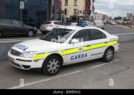 Un Irish Garda (polizia) auto parcheggiate accanto alla strada costiera nella città di Wexford, Co. Wexford, Irlanda (Eire). Foto Stock