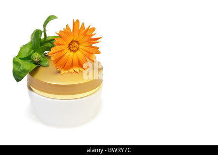 Barattolo di cosmetico idratante con fiori di calendula isolato su bianco Foto Stock