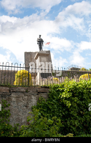 Memoriale di guerra a Clitheroe una piccola città nel nord Inghilterra con un piccolo castello normanno di mantenere nel centro della città Foto Stock