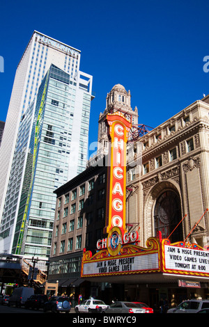 Il famoso teatro di Chicago segno brilla nel tardo pomeriggio di sole in Chicago Loop del. Foto Stock