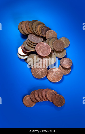 Pila di British monete di rame. Solo uso editoriale Foto Stock
