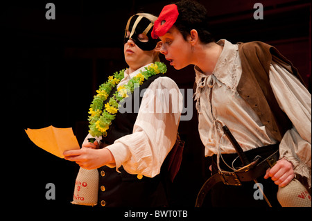 Due studenti di eseguire il ripristino commedia "Rover" da Aphra Behn Dipartimento di Studi Teatrali, Aberystwyth Wales UK Foto Stock