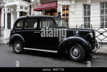 La mitica London taxi,qui la Austin FX3,molto popolare nel 1950,s e 60,s,sulla posizione durante le riprese di una settimana con Marolyn. Foto Stock