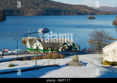 Incrociatore passeggero lasciando il molo a Bowness Bay, Parco Nazionale del Distretto dei Laghi, Cumbria, England Regno Unito Foto Stock