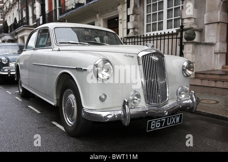 Situato in Charles Street Mayfair durante il percorso riprese di film di una settimana con Marolyn, un ottimo esempio di Wolseley sei novanta Foto Stock