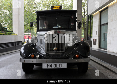 Un Asquith con licenza taxi di Londra,aspettando pazientemente per una tariffa relativa al rango di Intercontinental Hotel vicino a Hyde Park Corner. Foto Stock