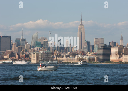 Una barca a vela sul fiume Hudson con lo skyline di Manhattan in background in New York City. Foto Stock