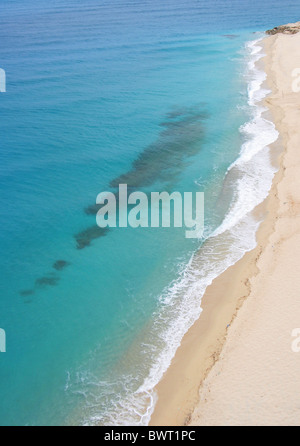 Vista aerea di una splendida spiaggia di sabbia e acque cristalline, Tropea, Italia Foto Stock