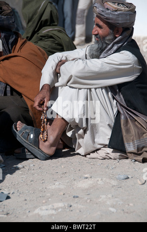 Uomo di Helmand in Afghanistan con grani di preghiera Foto Stock