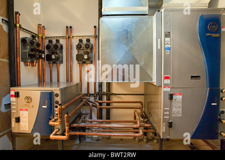 Geotermica pompa di calore in nuova costruzione residenziale edificio. Manhattan Beach, California, Stati Uniti d'America Foto Stock