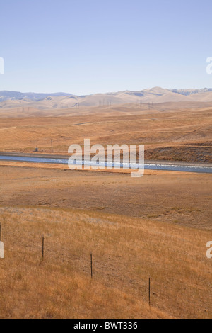 Il California acquedotto è stato il più grande e il più lungo dell'acqua sistema di trasporto, Central Valley, California, Stati Uniti d'America Foto Stock