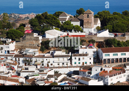 Mijas, provincia di Malaga, Costa del Sol, Spagna. Vista sul villaggio a Bullring e chiesa. Foto Stock