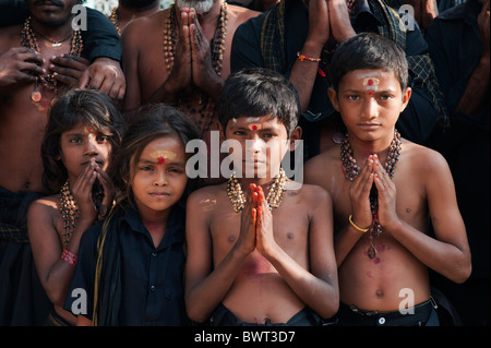 Bambini indiani Ayappa sul pellegrinaggio. Andhra Pradesh, India Foto Stock