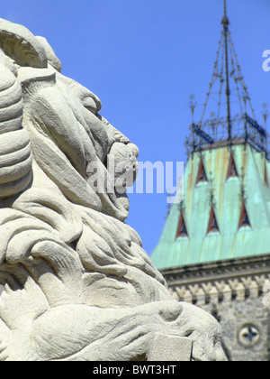 Leone di pietra statua di fronte al Parlamento del Canada a Ottawa Foto Stock