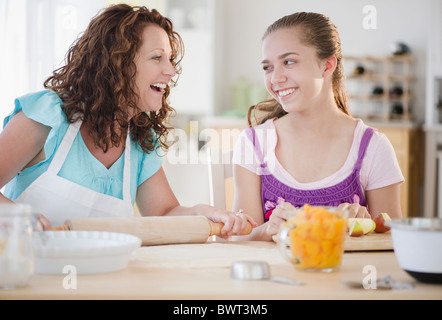 Ispanico madre e figlia insieme di cottura Foto Stock