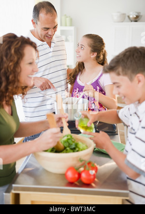 Famiglia di origine ispanica prepara la cena insieme Foto Stock