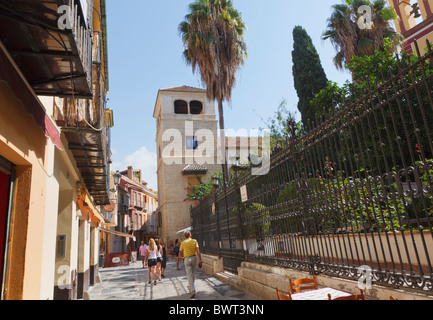 Malaga, Costa del Sol, Spagna. Torre di Palacio de los Condes de Buenavista, Calle San Agustin che ospita il Museo di Picasso. Foto Stock