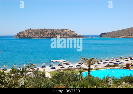 Spiaggia di hotel di lusso con vista sull'isola di Spinalonga, Creta, Grecia Foto Stock