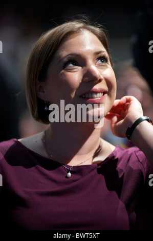 Ministro di Stato per i bambini e le famiglie Sarah Teather parla con i colleghi durante il gruppo del Partito europeo dei liberali democratici Autunno in conferenza Foto Stock