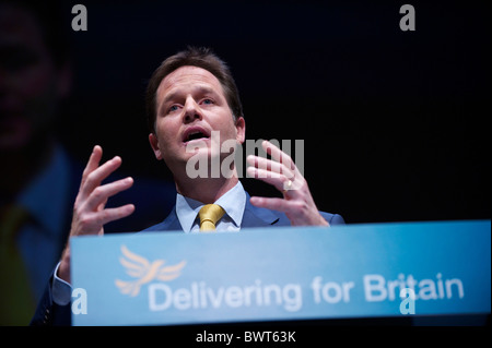 Il vice primo ministro Nick Clegg offre un discorso ai delegati presenti al gruppo del Partito europeo dei liberali democratici autunno conferenza in Liverpool Foto Stock