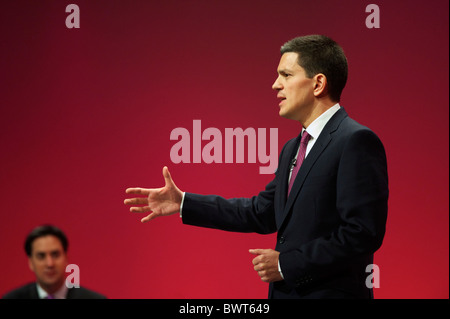 Come neo eletto leader laburista e il fratello più giovane Ed Miliband, guarda su David Miliband offre un discorso ai delegati Foto Stock