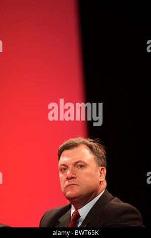 MP ed Balls ascolta un discorso durante il Partito Laburista Conferenza a Manchester il 27 settembre 2010. Foto Stock