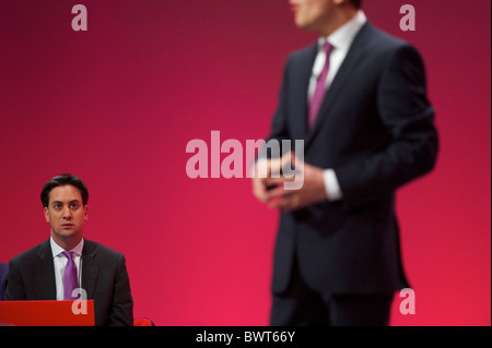 Come neo eletto leader laburista e il fratello più giovane Ed Miliband, guarda su David Miliband offre un discorso ai delegati Foto Stock