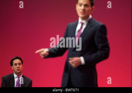 Come neo eletto leader laburista e il fratello più giovane Ed Miliband, guarda su David Miliband offre un discorso ai delegati Foto Stock