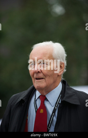 Tony Benn arriva al Partito laburista conferenza a Manchester il 28 settembre 2010. Foto Stock