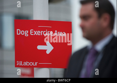 Un funzionario del lavoro si erge al di fuori in attesa dell'arrivo di Ed Miliband, che si rivolse delgates con il suo leader il discorso durante Foto Stock