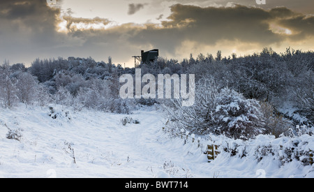 Il pittoresco inverno scenic di spessore di ricoprimento di neve e di edificio industriale. Foto Stock